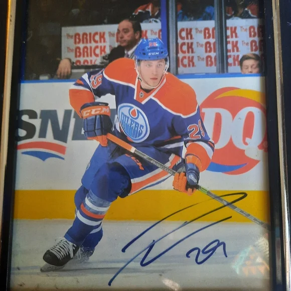 AUTOGRAPHED SPORTS - Picture 7 of 9